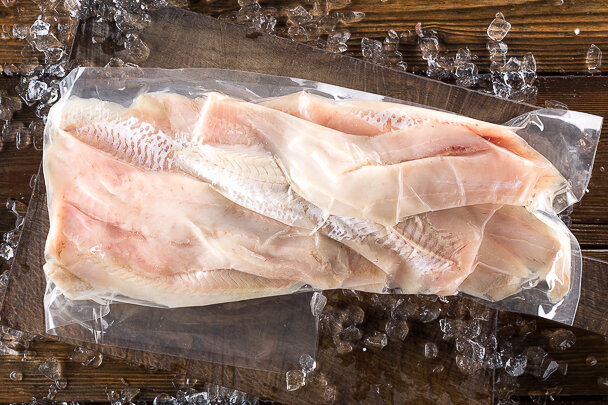 Рыба в шоковой заморозке даже внешне отличается от той, что была заморожена стандартным способом. На ее поверхности образуется тонкая глазурь изо льда.