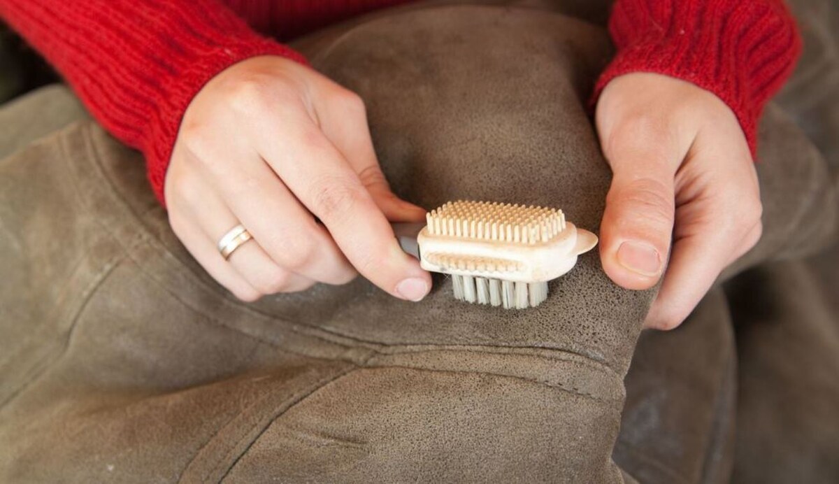 Изделия из замши очищаются специальными щётками с коротким ворсом