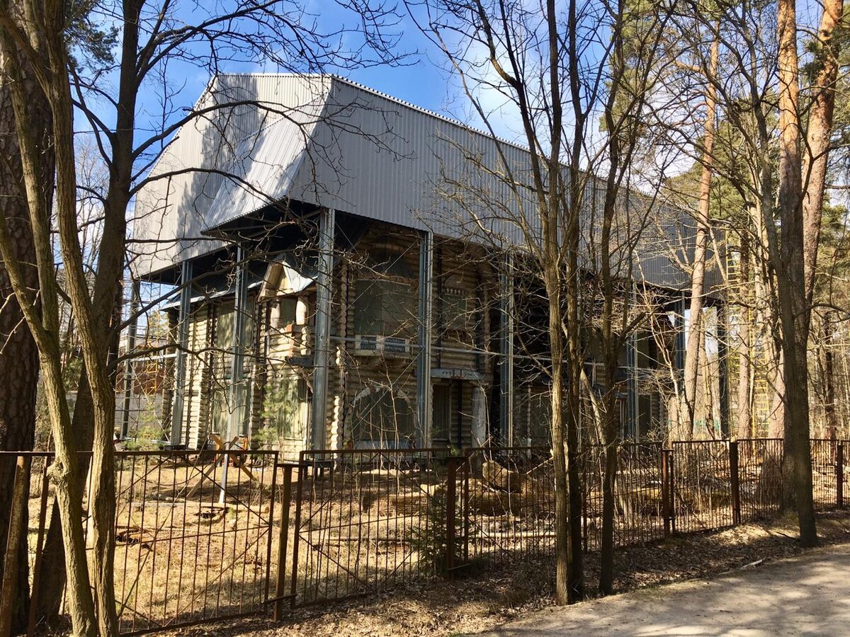 Парк дубки поляна сказок. Сестрорецк садик. Сестрорецк дом сказка. Сказка сестрорецке. Дача е.