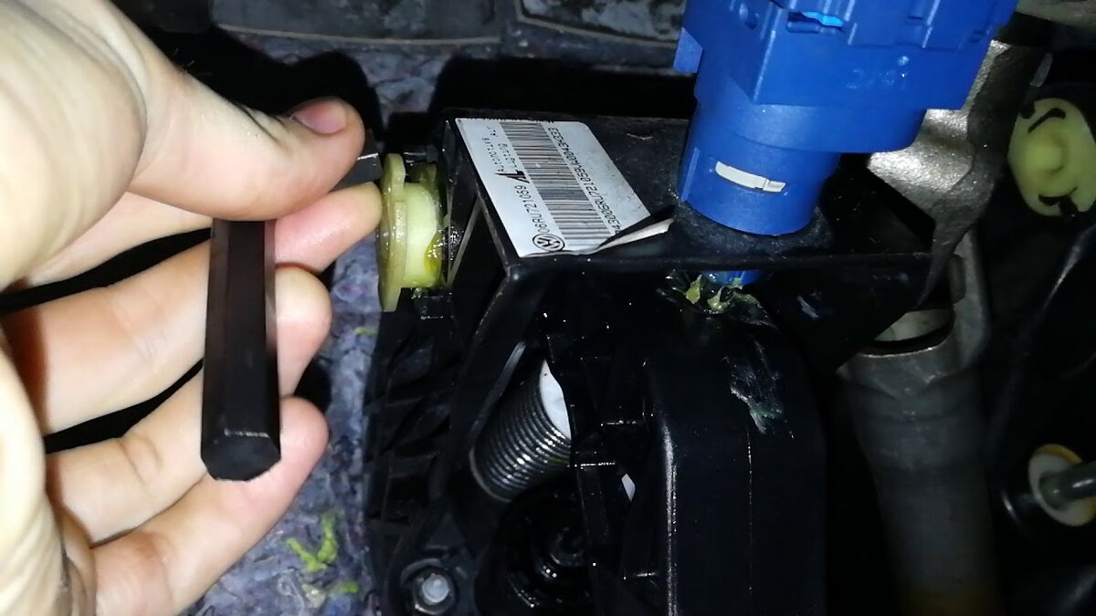 Шестигранник на 10, 15 градусов против часовой и достаем. Фото из интернета.