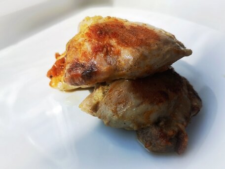 Жареная курица на сковороде — с корочкой и чесноком