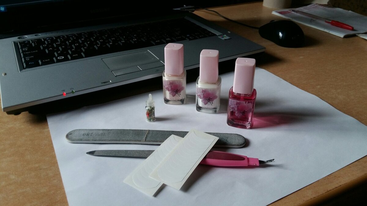    Рабочие материалы: набор лаков, наклейки, пилочки и стразики.