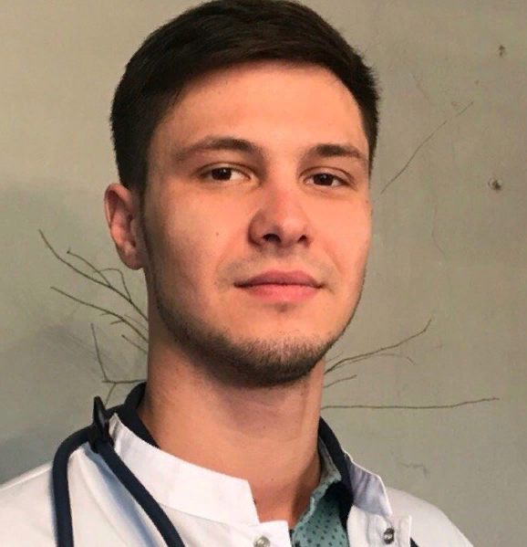 — Видел, что госпиталю нужны врачи, необходимо помочь коллегам лечить пациентов, — говорит он. — Собственно, ради этого я и учился в медицинском университете. Естественно, что ко всему неизвестному подходишь с осторожностью. Сначала я испытывал волнение, особенно когда сталкивался с тяжёлыми случаями. Но постепенно привык работать в сложных условиях.