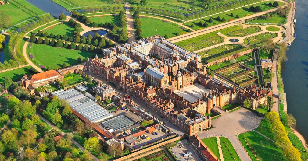 Любимая резиденции Генриха VIII Хэмптон-Корт