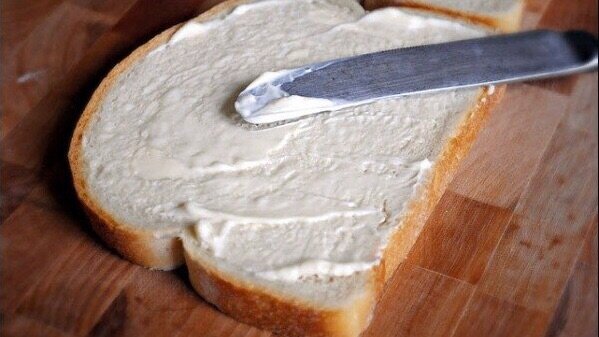 Хлеб с майонезом и горчицей