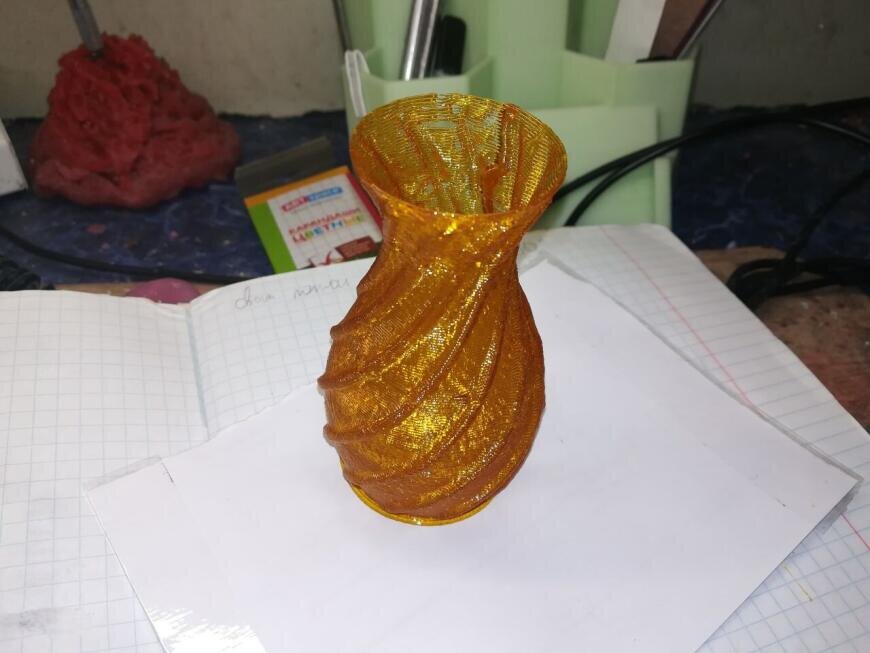                                                      Вазочка напечатана сахаром в один периметр.