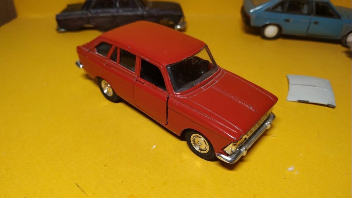 Плохая окраска, кривые детали, облой, тонкий хром, цветной пластик - всё это характерные черты моделей из 90-х.