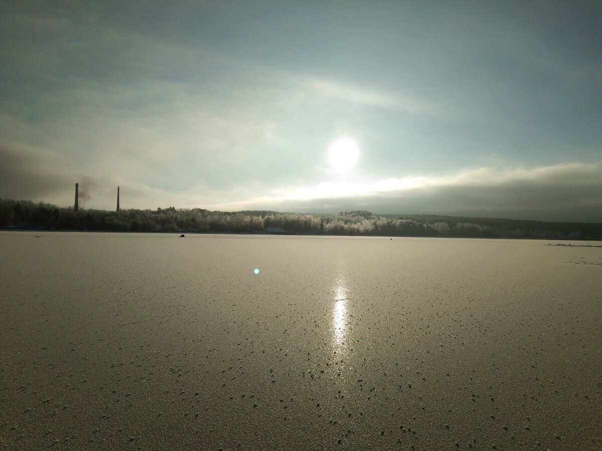 Начался очередной сезон подлёдной ловли. Лёд крепкий. Снега нет. Красотаааа.