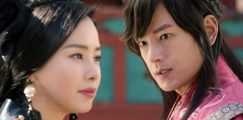 Кадр из дорамы "Сияй или сойди с ума"