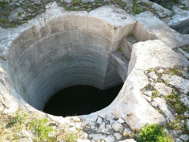 Священный колодец Предио Канополи. Источник фото: https://nuraghi-sardegna.blogspot.com/2009/12/pozzo-sacro-predio-canopoli-perfugas.html?m=0