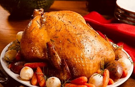 Курицу можно подать целиком или разрезать на куски