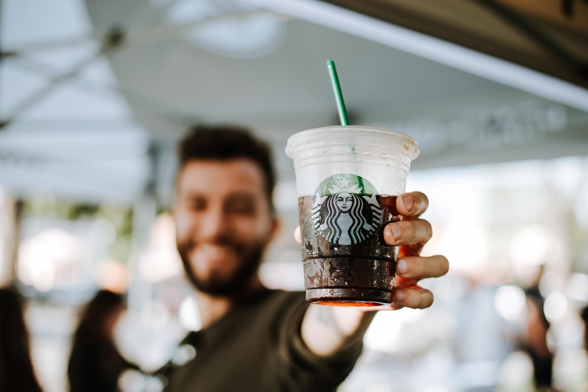 У нас можно купить даже кофе из Starbucks: есть зерна, молотый кофе, капсулы для кофемашины и готовые напитки