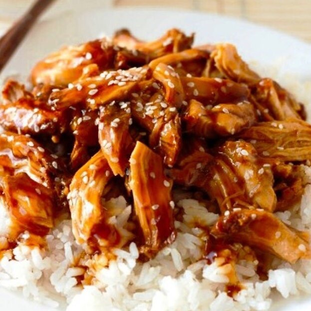 Курица терияки 🍗 
 
Ингредиенты: 
Куриные бедра (без костей) — 0,5 кг 
Соль, белый кунжут — по вкусу 
 
Соус терияки: 
 
Сладкое рисовое или белое сухое вино — 80 мл 
Соевый соус — 2 ст. л. 
Сахар — 1 ст. л. 
 
Приготовление: 
 
1. Слегка натереть с обеих сторон куриные бедра небольшим количеством соли. 
2. Смешать все ингредиенты для соуса в кастрюле. На среднем огне довести его до густой консистенции, уваривая примерно 10 минут. 
3. В то же время разогреть антипригарную сковороду на сильном огне. Обжарить куриные бедра (сразу стороной, на которой кожа) до полной готовности и золотистой хрустящей корочки. 
4. Курицу немного остудить, нарезать, полить соусом терияки и присыпать семенами кунжута. Подавать с рисом.