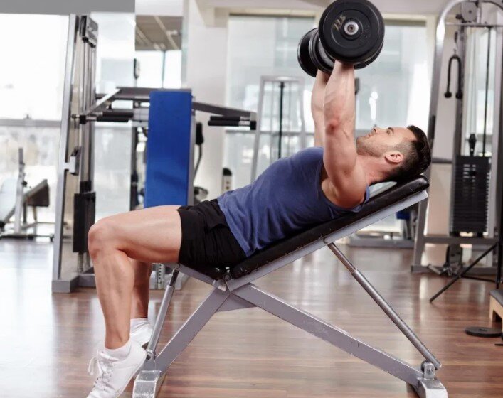 Оптимальный угол наклона скамьи при выполнении упражнения - 30-45 градусов