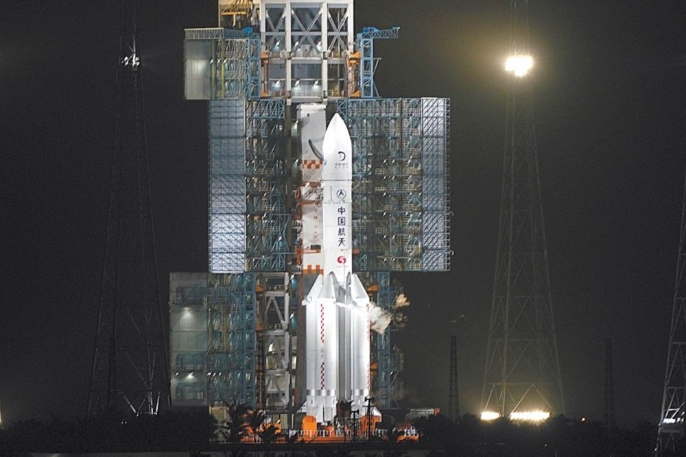 24 ноября в 4.30 по пекинскому времени Китай успешно запустил лунный зонд "Чанъэ-5" с космодрома Вэньчан. Фото: "Жэньминь Жибао" онлайн / Чжоу Гоцян