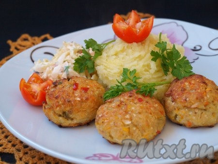 Ингредиенты: 
- куриное филе
- сыр
- кабачок
- болгарский перец
- яйцо
- мука
- соль, перец - по-вкусу
- растительное масло для жарки

Приготовление:

Все ингредиенты берутся примерно в равных количествах.
Куриное филе, болгарский перец и кабачок нарезать на маленькие кусочки, сыр натереть на крупной терке.

Замесить фарш из курицы, овощей, сыра, муки и яиц. Посолить и поперчить по-вкусу.

Из фарша сформировать котлеты и обжарить на растительном масле с обеих сторон.
