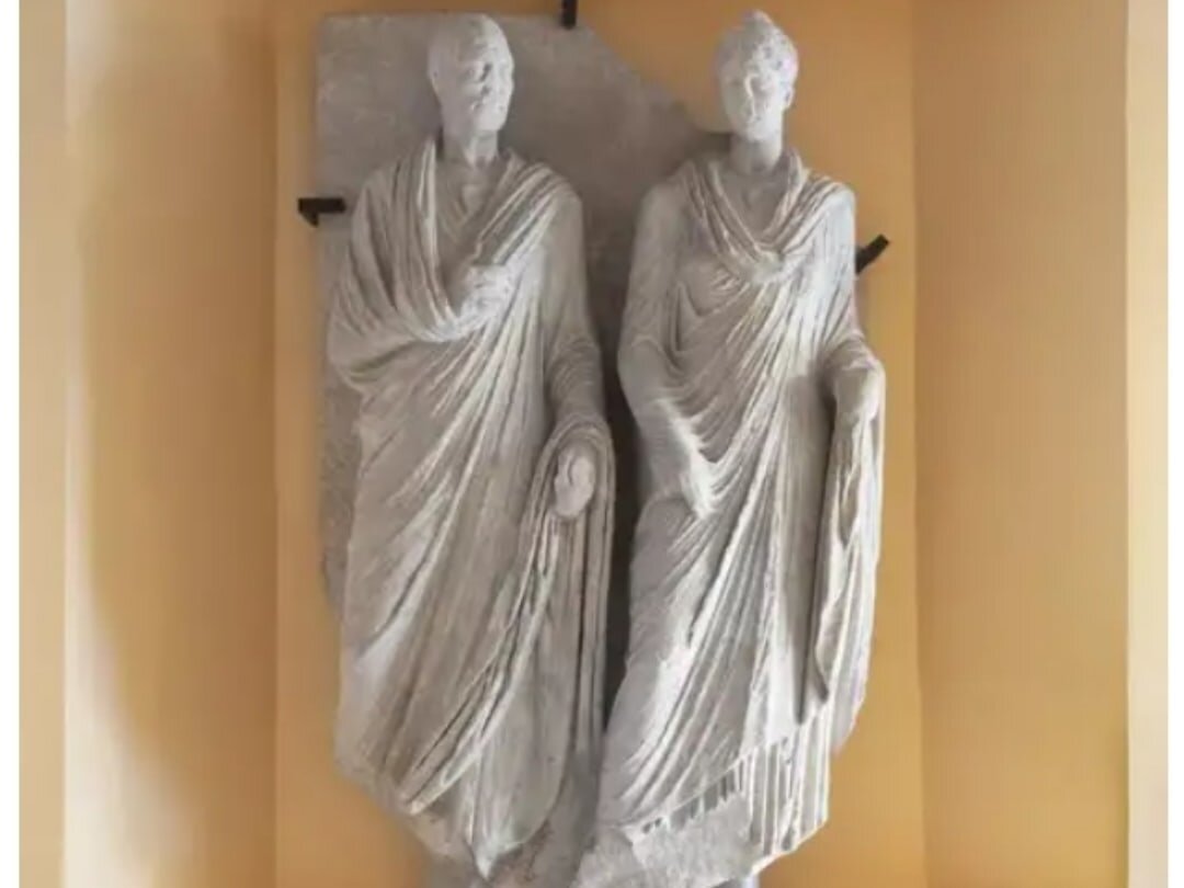 Статуи Эврисака и Атистии. Фото из Яндекс картинки.