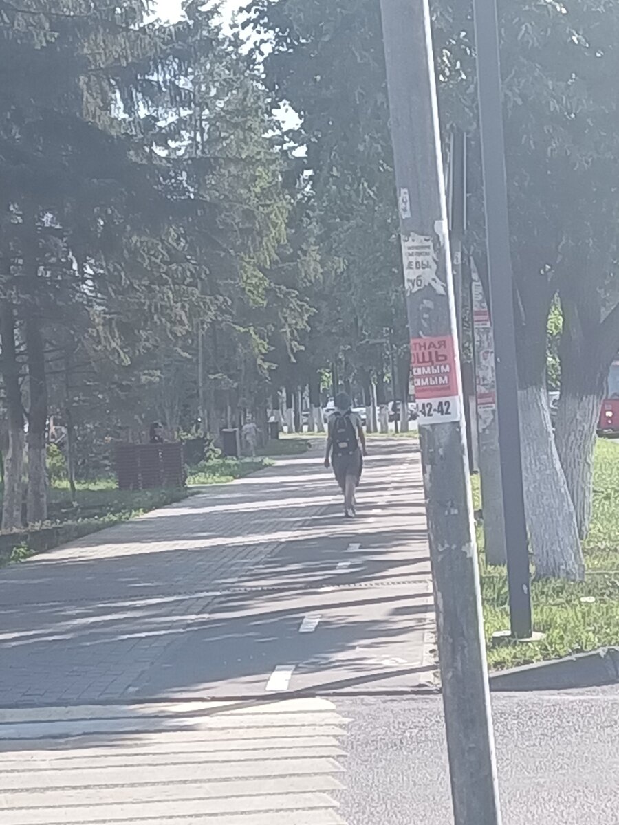 Со временем научилась выбирать время, когда людей на этой улице практически нет, но... 