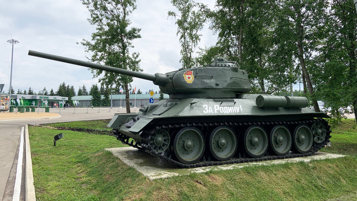 Т-34-85 со странной командирской башенкой. 