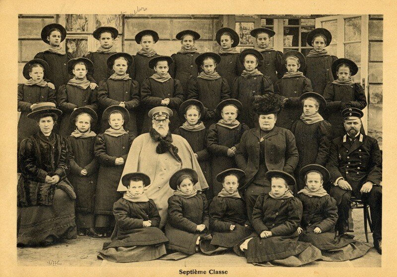 Почетный попечитель Александровского училища Александр Александрович Пушкин с ученицами 7-го класса, (самыми младшими) https://humus.livejournal.com/4706060.html