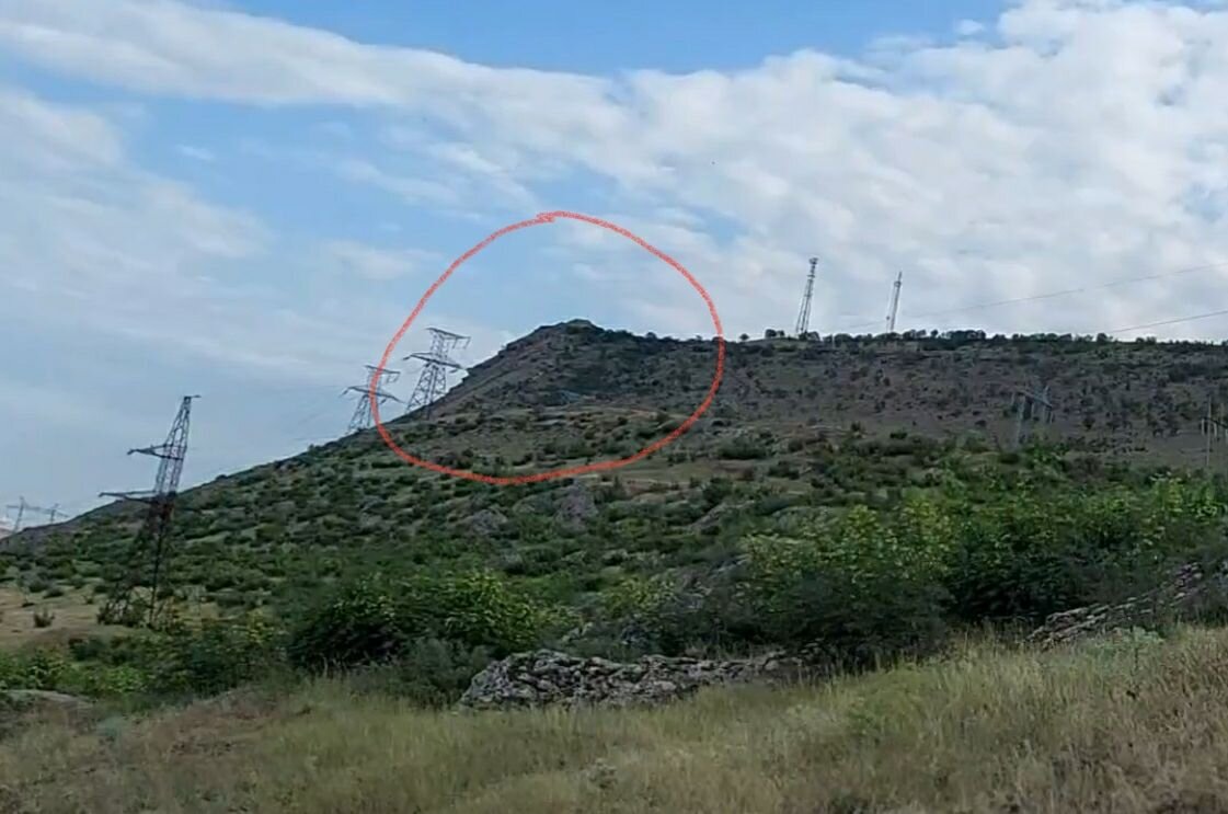 Красным обведена скала с Пушкиным.