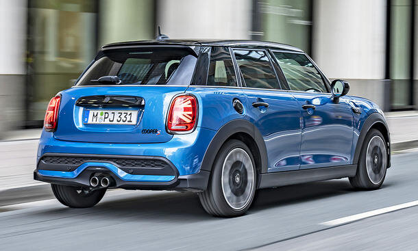 Mini Cooper S: тем не менее, разгоняется до сотни за 6,6 с и набирает 235 км/ч - не каждый догонит