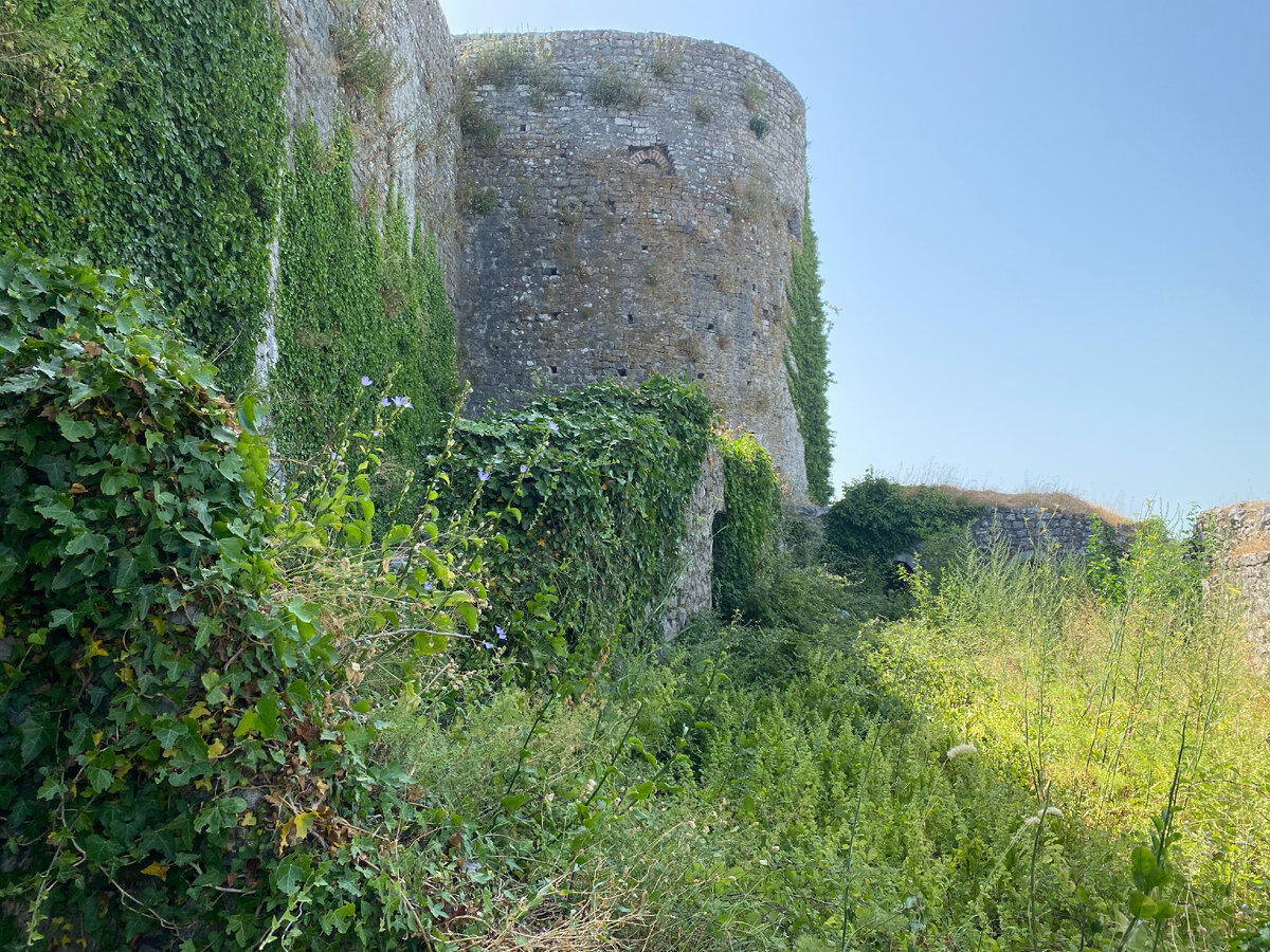 виды с крепости изнутри. Частенько тут проводятся так же свадебные фотосессии

