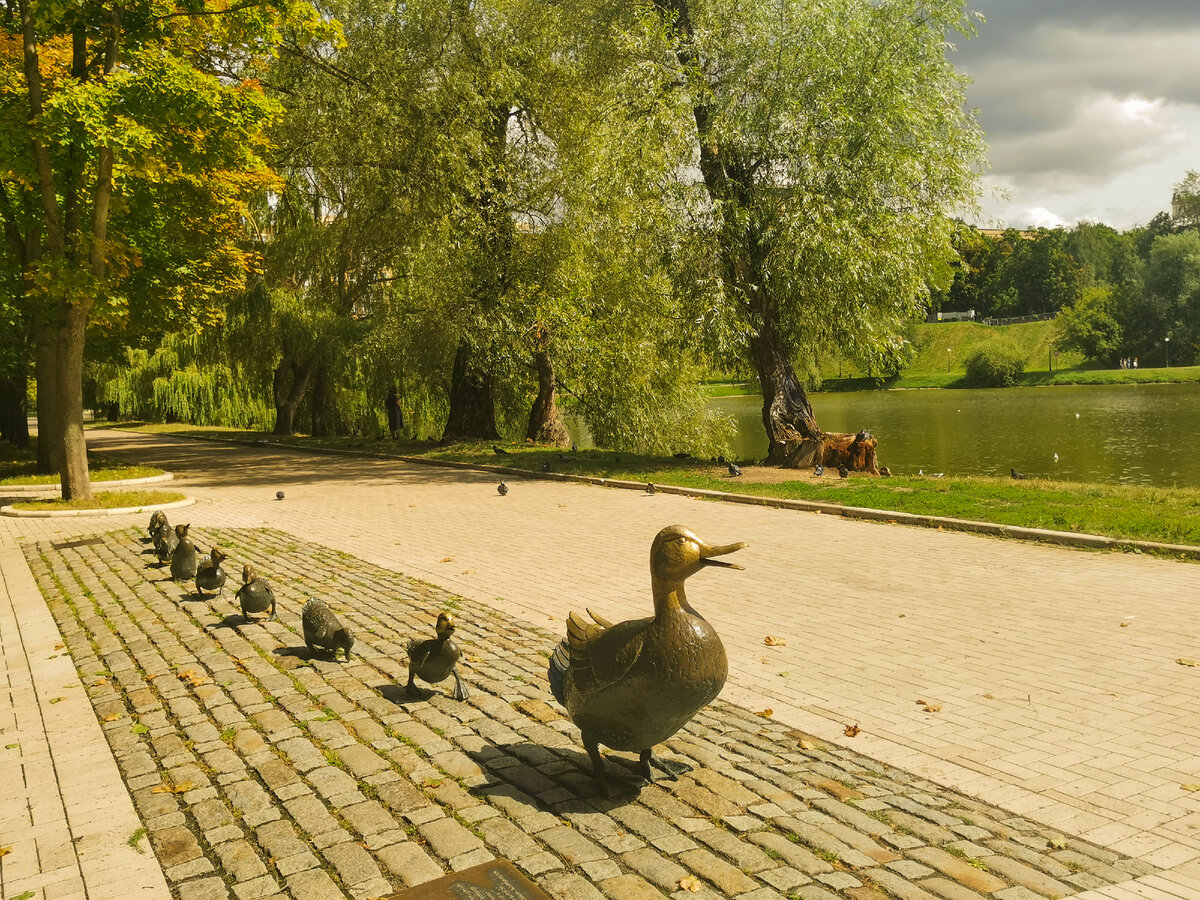                Памятник "Дорогу утятам!" 