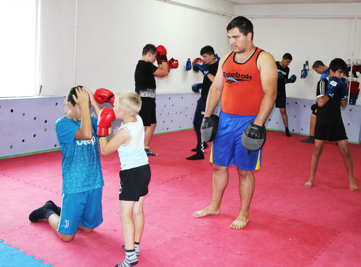 Более 40 медалей разного достоинства завоевал Александр Курицын, тренер детско-юношеской спортивной школы, за свою непродолжительную спортивную карьеру. Каждая из них честно завоевана «кровью и потом» в различных спортивных со-ревнованиях. Но самая дорогая - это бронзовая медаль  Всероссийских соревнований в Москве среди студентов по армрест-лингу.