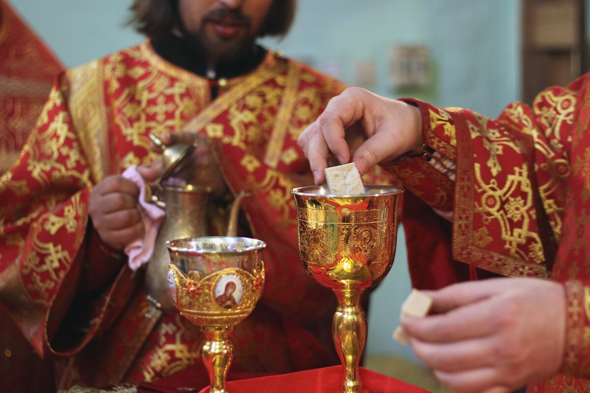Агнец опускается в Чашу для причастия.