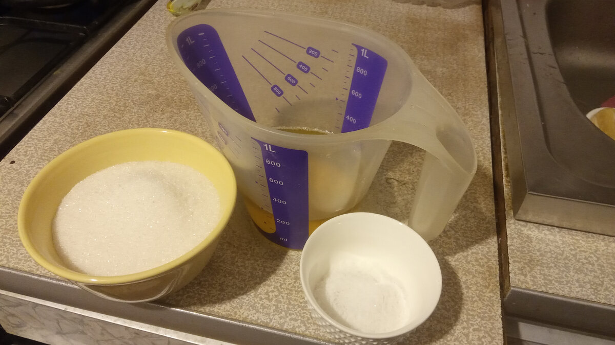 Подсолнечное масло, соль и сахарный песок - все заранее отмерено