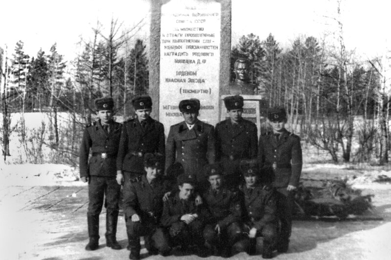 Старая фотография бойцов полка у памятника Дмитрию Бушуеву возле КПП в городок полка, найденная в интернете на форуме zabvo.ru за авторством Sapog63.