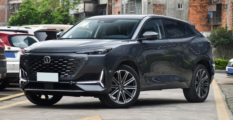 На фото: Кроссовер Changan Uni-K