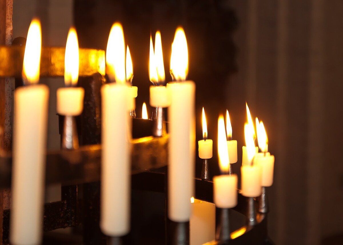 По традиции сегодня вставали рано утром и зажигали церковную свечку. Фото: Pixabay.com 