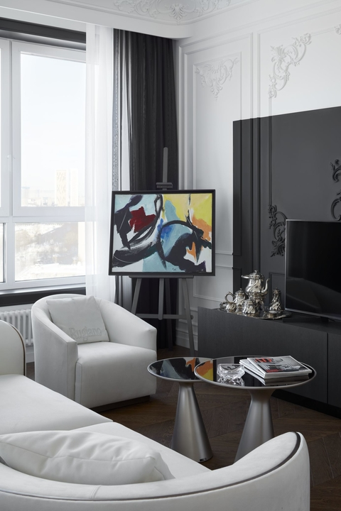 Яркая картина отвлекает внимание от ТВ-панели, но только стоит включить телевизор, как акценты в комнате мгновенно меняются. Автор проекта: Анна Святославская. Менеджер: Арина Стерлигова. Фото: Сергей Ананьев.