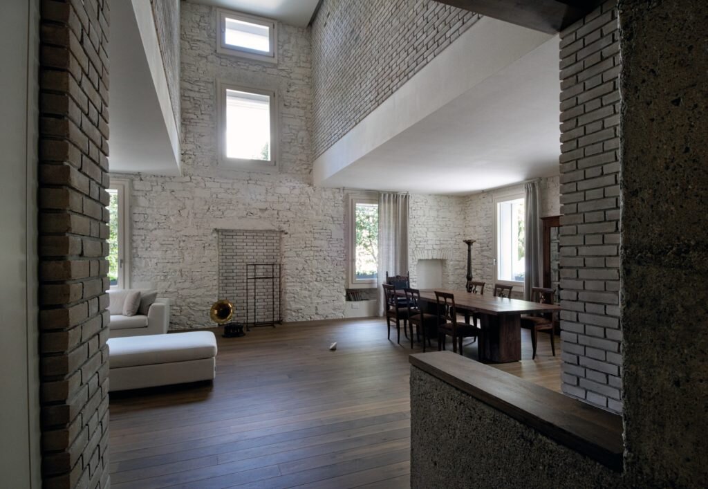 Компоненты грунтовки проникают в блок на глубину 1–5 мм и образуют преграду для проникновения жидкостей. Кладочные швы между блоками обрабатываются герметиком.