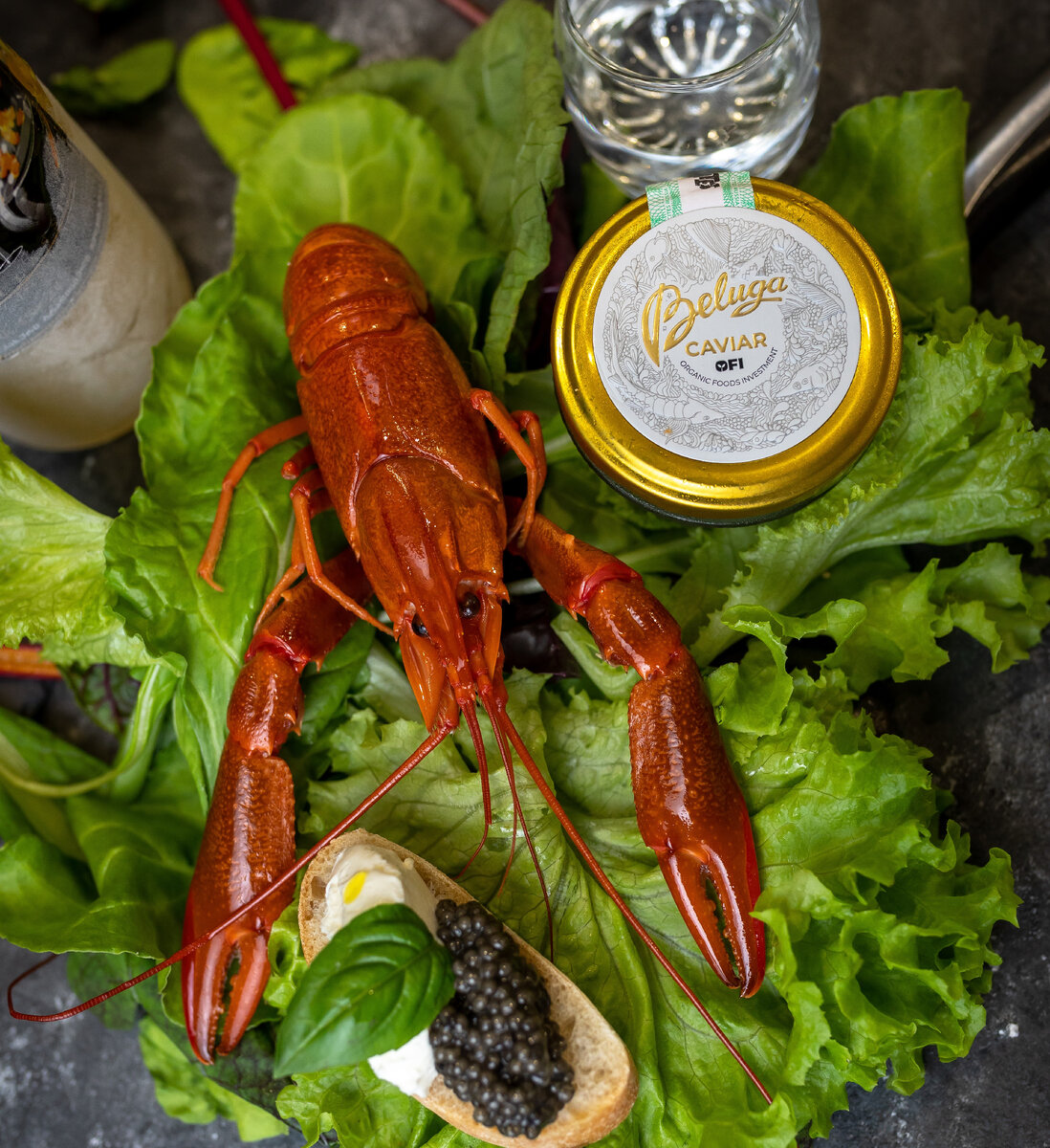 Баночка икры белуги стоит около 25 000 рублей за 100 г 