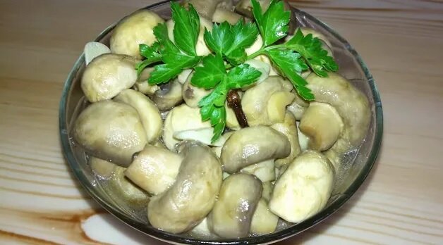 Всем привет! Сегодня мариную грибы шампиньоны очень простым и быстрым способом! Делаю всегда только так, моей семье нравятся эти грибы, не сравнить с магазинными! Для приготовления мне понадобилось:

Грибы шампиньоны - 600 гр.
Вода - 70 мл.
Сахар - 1 ст.л.
Соль - 0,5 ст.л.
Масло растительное - 50 мл.
Уксус - 2 ст.л.
Чеснок - 6-7 зубчиков средних
Черный перец горошек - 10 шт.
Душистый перец горошек - 6-7 шт.
Гвоздика - 7 шт.
Лавровый лист - 3-4 шт.

Грибы моем , подрезаем немного ножки,  если в этом есть необходимость.
Берём кастрюлю, вливаем воду, добавляем сахар, соль, специи, чеснок нарезаем пластинами, кладём грибы, если крупные , то разрезаем на пополам.
Желательно брать грибы одного размера.
Ставим на огонь и доводим до кипения, когда рассол начнет закипать, то грибы будут выделять свою жидкость и количество рассола увеличится и покроют грибы. Грибы варим в течении 7-8 минут , с момента когда они будут полностью погружены в рассол.
Затем снимаем кастрюлю с огня и перекладываем грибы в другую посуду , вместе с рассолом и даём им полностью остыть.
Как только грибы остынут, можно уже  будет их кушать.
Приятного Всем Аппетита!