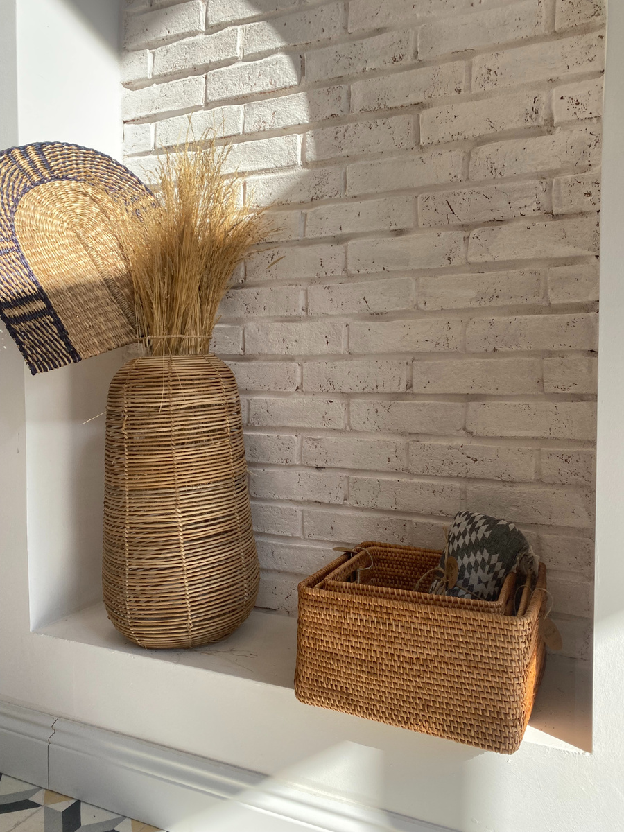 фонарь из ротанга, веер настенный из морского тростника