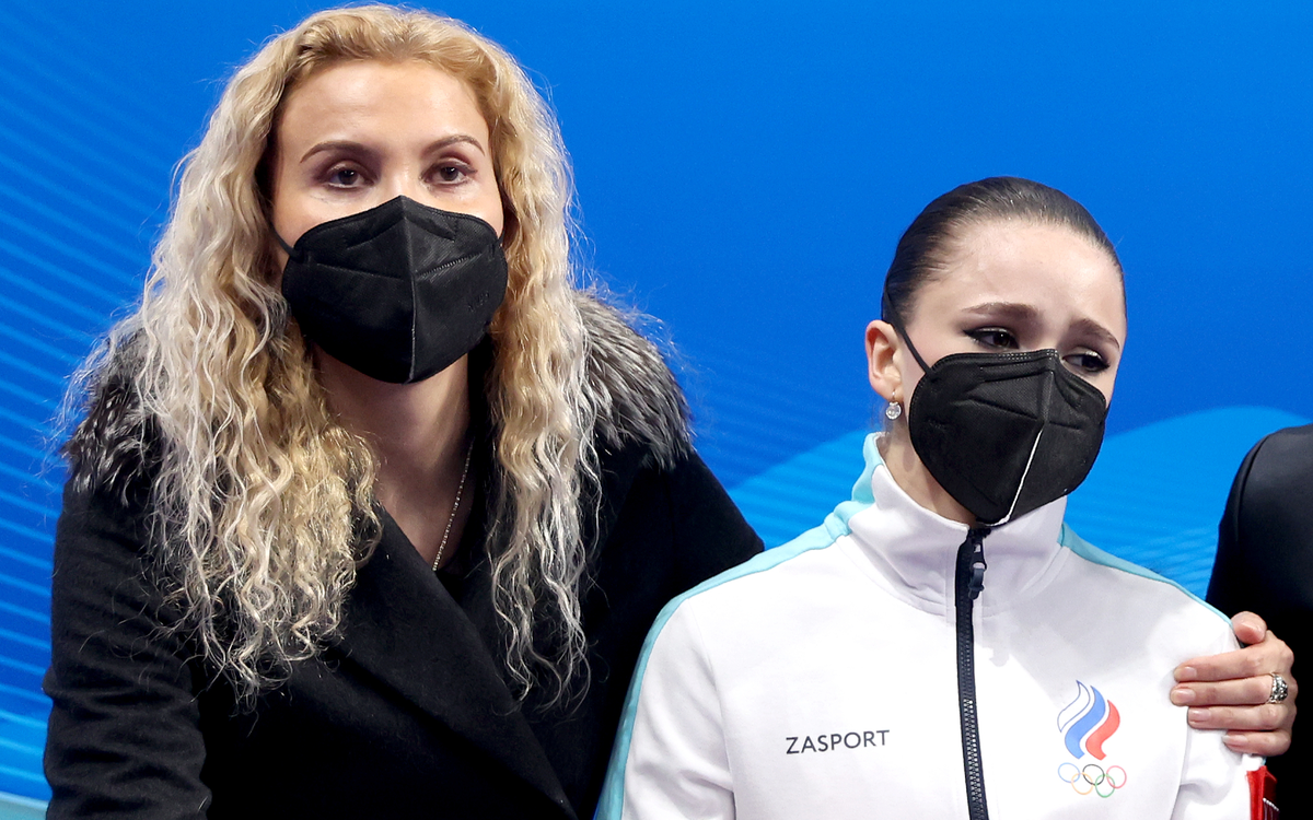 Камила Валиева и Этери Тутберидзе после произвольного проката на Олимпиаде