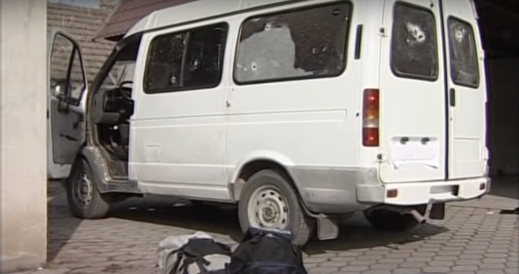 Обстрелянный микроавтобус.