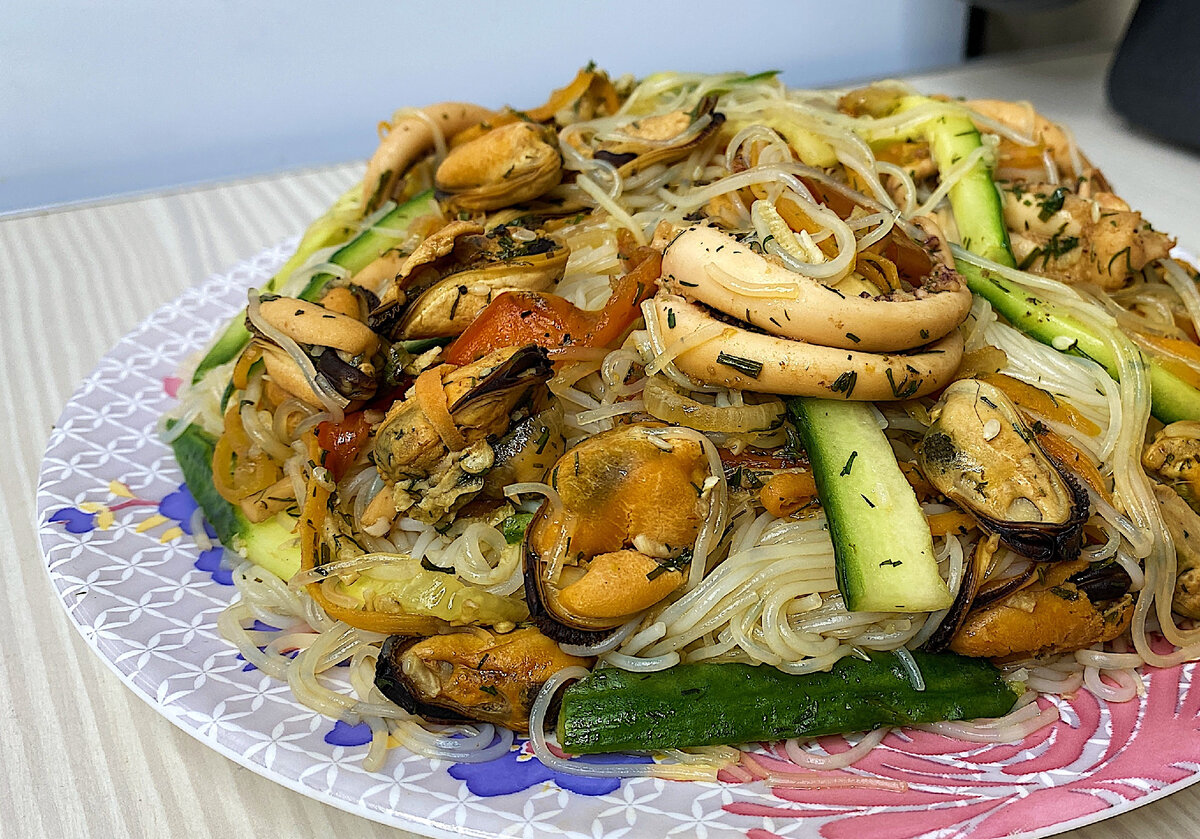 ФУНЧОЗА С МОРЕПРОДУКТАМИ и овощами – Как приготовить стеклянную лапшу с мидиями, кальмарами вкусно рецепт
