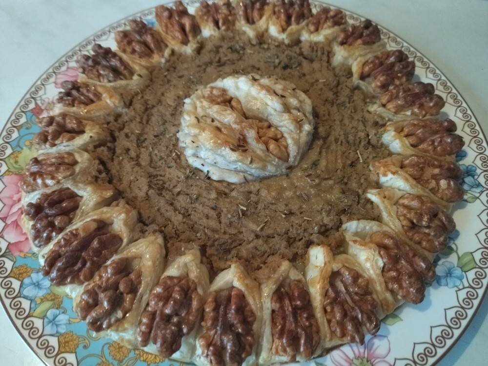 Пирог как причина восторга моих домочадцев. Всё в нём сошлось как нельзя удачнее: немного теста и толстый слой вкуснейшей начинки, орешки и зелень с тмином.