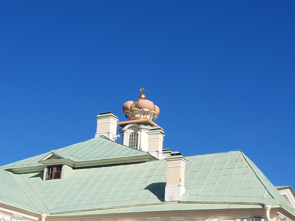 корона венчает крышу дворца