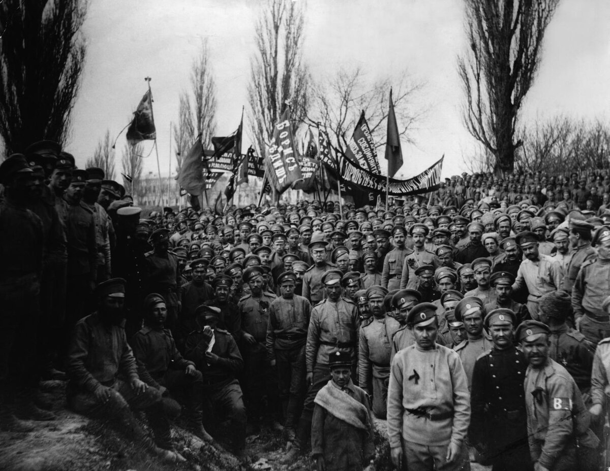 Митинг революционных солдат. Россия, 1917 год.