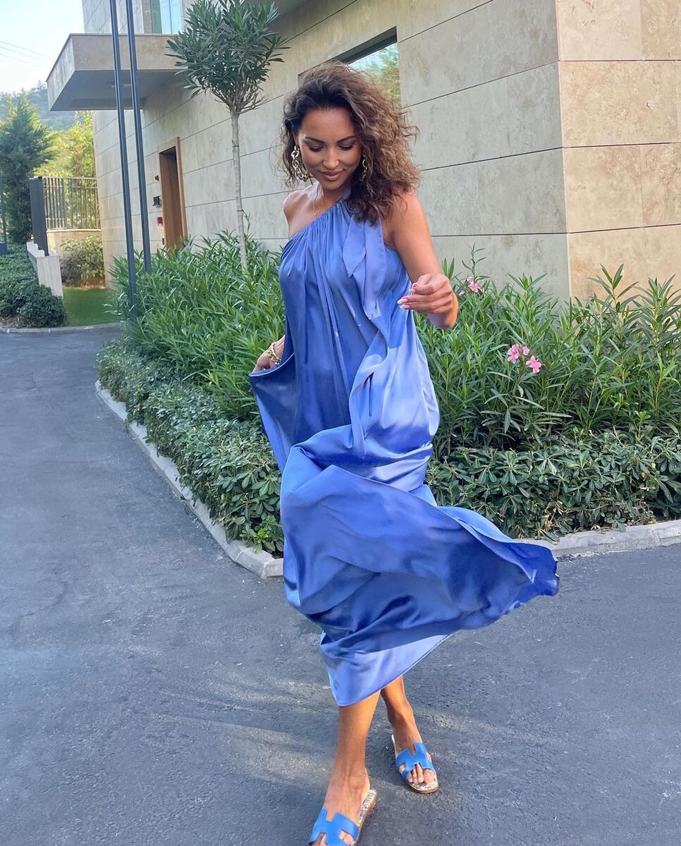    Алсу в вечернем образеСоцсети Алсу