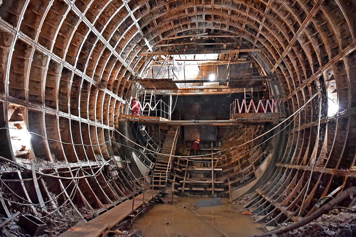     Чтобы пробить такой тоннель, нужны дорогие специальные машины. Строить, раскапывая город сверху, гораздо дешевле