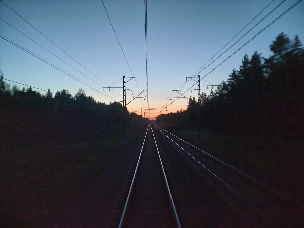 Такой красивый вид из окна последнего вагона вечером. Фото 26.08.23.