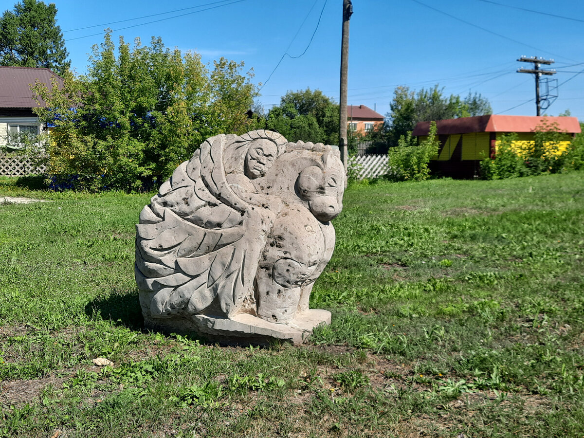 Восхитила трогательная скульптура, что установлена в нашем районном центре