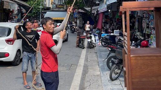 Кутовой про путешествия | Как грузчики во Вьетнаме поднимают мебель на ...